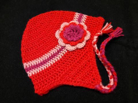 Otroška kapa kvačkana rdeča z rožico 24