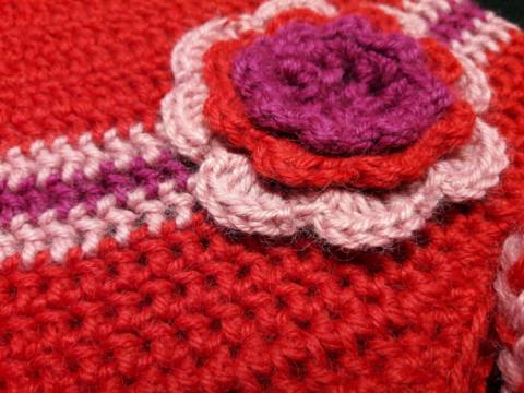 Otroška kapa kvačkana rdeča z rožico 25