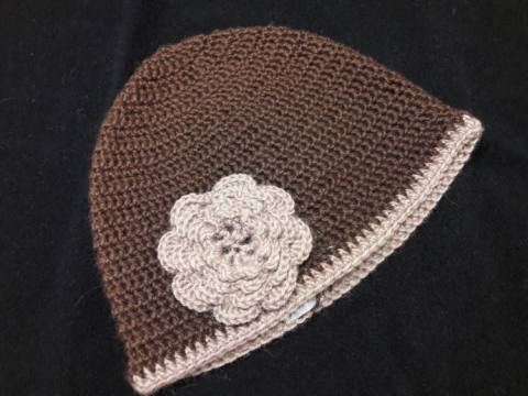 Kvačkana kapa Čokolada z rožo 38