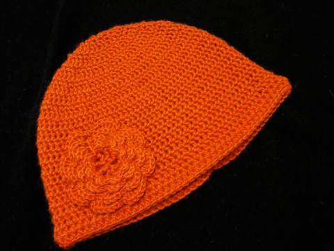 Kvačkana kapa Oranžka z rožo 46