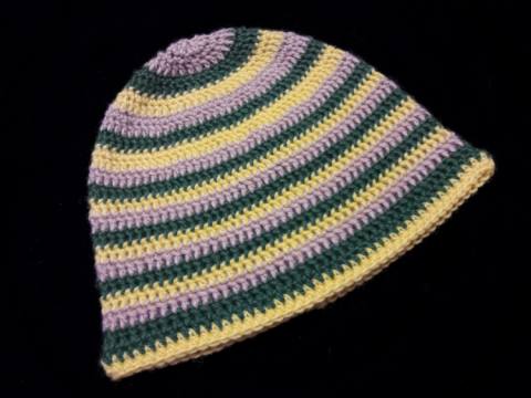 Kvačkana kapa  rumena, zelena, bež 107