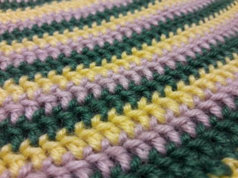 Kvačkana kapa  rumena, zelena, bež 109