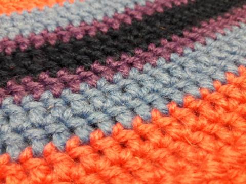 Kvačkana kapa lila, modra, viola 120