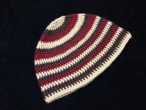 Kvačkana kapa rjava, bež, bordo rdeča 137