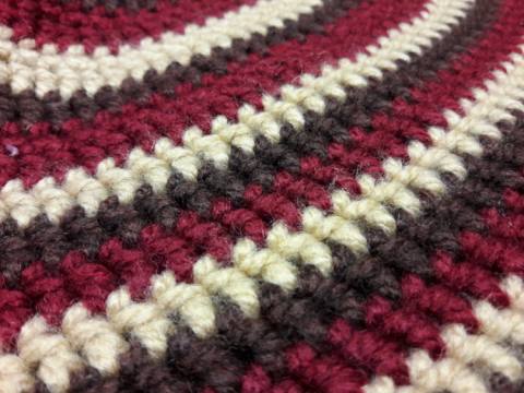 Kvačkana kapa rjava, bež, bordo rdeča 138