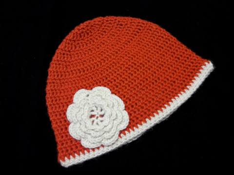 Kvačkana kapa Pomaranča z rožo 34