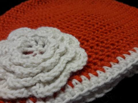 Kvačkana kapa Pomaranča z rožo 35